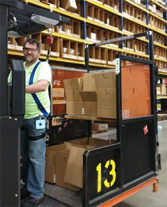 Worker at NEOVIA using Pick-by-Vision